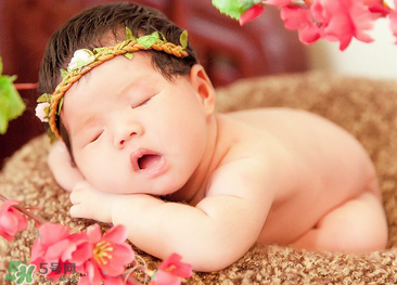 寶寶臍帶消毒是用碘伏還是用酒精？寶寶臍帶用什么消毒好？