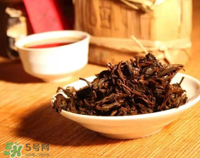 普洱茶發(fā)霉了怎么處理？普洱茶發(fā)霉了還能喝嗎？