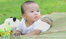 夏天寶寶睡覺穿什么好？夏天寶寶睡覺能光著睡嗎？