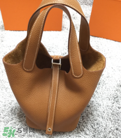 hermes菜籃子包怎么搭配？愛(ài)馬仕菜籃子包街拍上身圖