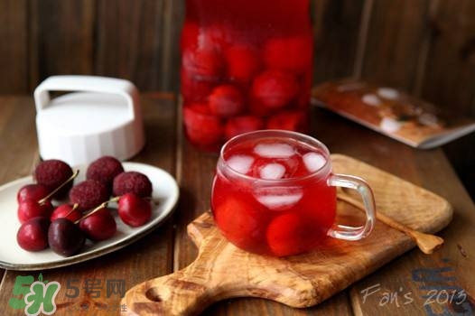 楊梅汁怎么洗干凈？衣服上的楊梅汁怎么洗？