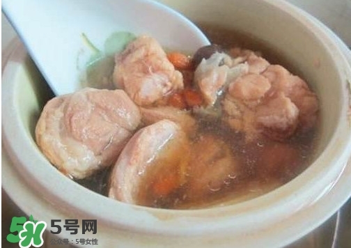 鱷魚肉燉湯要去皮嗎？鱷魚肉煲湯新鮮的好還是干的好
