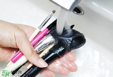 ?ukiss悠珂思和大創(chuàng)粉撲清洗劑哪個好？悠珂思和大創(chuàng)清洗劑對比