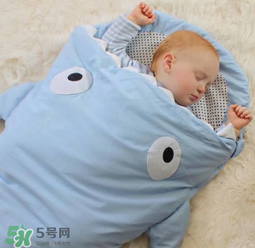 嬰兒睡袋分腿的好還是不分腿的好？嬰兒睡袋分腿的區(qū)別