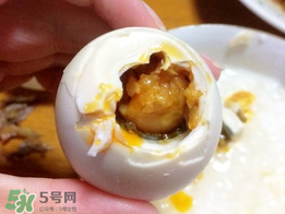 咸鴨蛋煮多久能熟？咸鴨蛋是煮還是蒸?