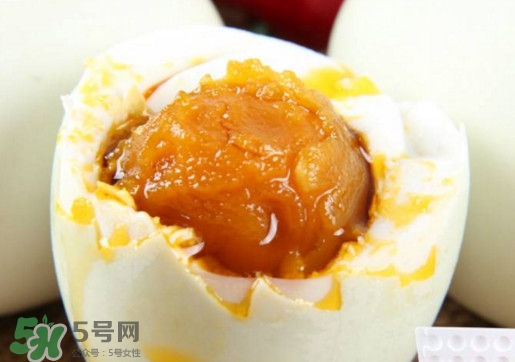 咸鴨蛋為什么會(huì)出油？咸鴨蛋為什么有油