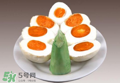 咸鴨蛋放久了還能吃嗎？咸鴨蛋放臭了還能吃嗎？