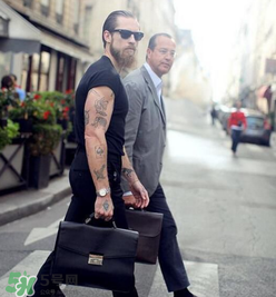 為什么黑色衣服會(huì)變紅？黑色衣服變紅了怎么辦？