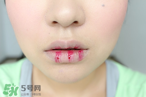 染唇液怎么用？染唇液使用方法