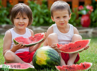 寶寶發(fā)燒時能吃西瓜嗎？寶寶咳嗽能不能吃西瓜？