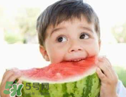 寶寶發(fā)燒時能吃西瓜嗎？寶寶咳嗽能不能吃西瓜？