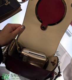 mk相機包真假怎么分辨？michael kors相機包真假鑒定