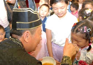 端午節(jié)雄黃酒應該怎么用？雄黃酒的功效與作用