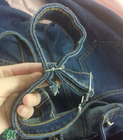 背帶褲的扣子怎么裝？背帶褲扣子安裝步驟圖