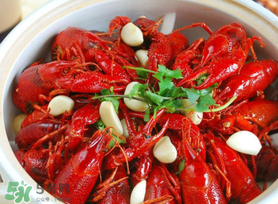 油燜大蝦什么人不能吃？吃油燜大蝦的注意事項(xiàng) 