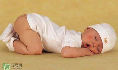 夏天寶寶出生該準(zhǔn)備什么？夏季待產(chǎn)包的特點