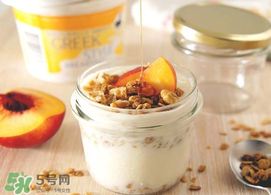 油桃和酸奶能一起吃嗎？油桃能和酸奶一起吃嗎？