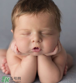 嬰兒吃藥后多久可以吃奶？嬰兒吃藥后多久可以喝奶粉？