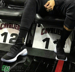 under armour curry4黑金怎么樣？庫里總決賽戰(zhàn)靴客場配色諜照曝光