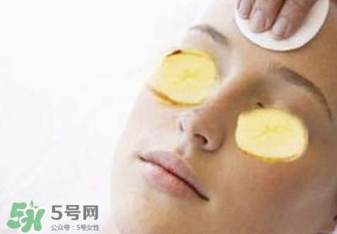 馬鈴薯能去痘印嗎？馬鈴薯可以祛痘?。?></p><p>4、把上述薄馬鈴薯片貼在臉上，可以貼全臉，也可以選擇在有痘印的地方貼；</p><p>5、20-30分鐘后，取下馬鈴薯片，也可以再貼新的；</p><p>6、用清水洗凈皮膚；</p><p>7、晚上睡覺前可以涂上自己平常用的護(hù)膚品</p><h3>馬鈴薯的營養(yǎng)價(jià)值和作用</h3><p>馬鈴薯一般新鮮馬鈴薯中所含成分：淀粉9——20%，蛋白質(zhì)1.5——2.3%，脂肪0.1——1.1%，粗纖維0.6——0.8%。100g馬鈴薯中所含的營養(yǎng)成分：熱量66——113J，鈣11——60mg，磷15——68mg，鐵0.4mg——4.8mg，硫胺素0.03——0.07mg，核黃素0.03——0.11mg，尼克酸0.4——1.1mg 。</p><p style=