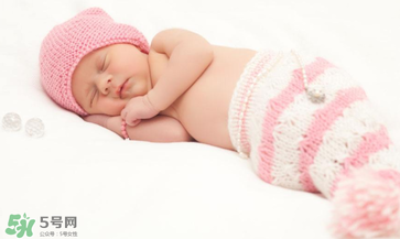 夏天寶寶需要穿襪子睡覺嗎？寶寶夏天睡覺要穿襪子嗎？