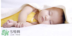 夏天寶寶需要穿襪子睡覺嗎？寶寶夏天睡覺要穿襪子嗎？