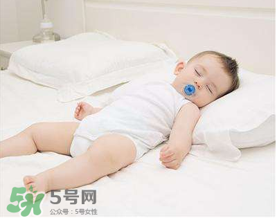 夏天寶寶需要穿襪子睡覺嗎？寶寶夏天睡覺要穿襪子嗎？