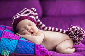 夏天寶寶需要穿襪子睡覺嗎？寶寶夏天睡覺要穿襪子嗎？