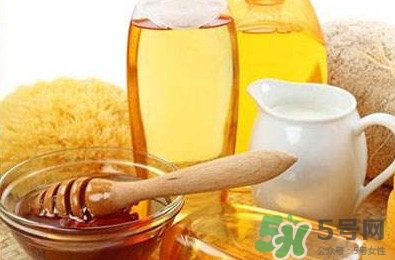 吃螃蟹可以喝蜂蜜水嗎？吃螃蟹能喝橙汁嗎？