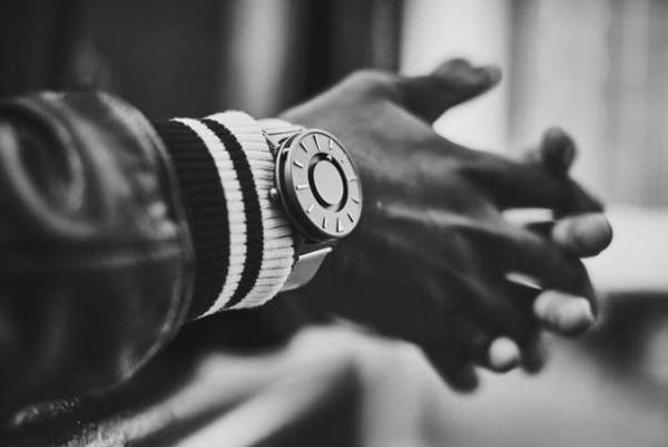 eone手表怎么看時間？eone手表時間怎么調(diào)？