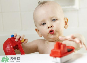 嬰兒浴盆是帶浴網(wǎng)還還是帶浴板好？嬰兒浴盆什么款式好？