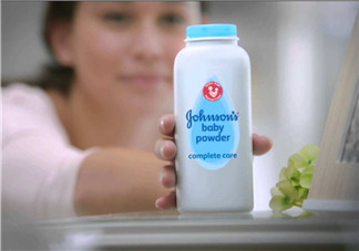 爽身粉可以擦臉上嗎？臉上可不可以涂爽身粉？