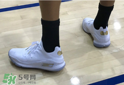 under armour curry 4 low低幫版白金配色上腳怎么樣？