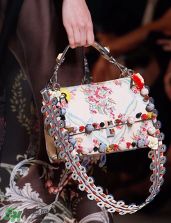 fendi kan i多少錢？芬迪kan i包包國(guó)內(nèi)專柜價(jià)格