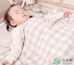 夏天寶寶發(fā)燒能開空調(diào)嗎？寶寶發(fā)燒能不能吹空調(diào)？