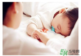 夏天嬰兒房空調(diào)溫度多少合適？有新生兒空調(diào)開(kāi)多少度？