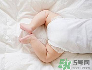 寶寶發(fā)燒是用熱毛巾還是冷毛巾敷？寶寶發(fā)燒用什么毛巾敷？