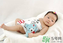 寶寶發(fā)燒是用熱毛巾還是冷毛巾敷？寶寶發(fā)燒用什么毛巾敷？