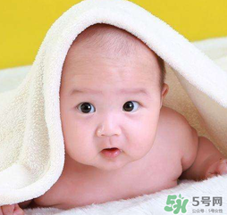 寶寶發(fā)燒是用熱毛巾還是冷毛巾敷？寶寶發(fā)燒用什么毛巾敷？
