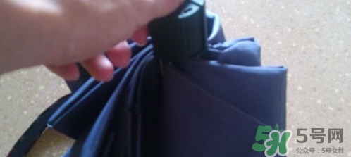 蕉下太陽傘怎么收？蕉下小黑傘太陽傘怎么打開？