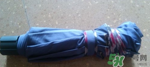 蕉下太陽傘怎么收？蕉下小黑傘太陽傘怎么打開？