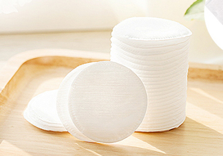 化妝棉卸妝要打濕嗎？卸妝棉卸妝要不要打濕》