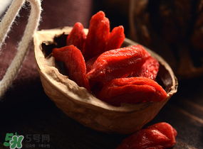 楊梅酒可以放枸杞嗎？楊梅酒里面可以加枸杞嗎？