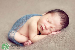 早產(chǎn)兒幾個(gè)月可以添加輔食？早產(chǎn)兒添加輔食需要延遲嗎？