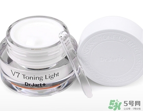 先用防曬噴霧還是素顏霜？素顏霜防曬噴霧使用順序