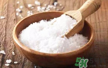 食鹽發(fā)藍怎么回事？食鹽中一般會添加什么食品添加劑