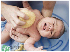 寶寶能用艾葉水洗澡嗎？嬰兒能用艾葉水洗澡嗎？