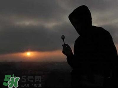 抑郁癥會(huì)導(dǎo)致生活不能自理嗎？抑郁癥會(huì)引起什么病