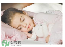 寶寶需要枕頭嗎？寶寶多大可以用枕頭？