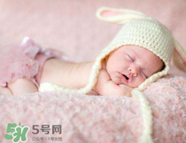 寶寶需要枕頭嗎？寶寶多大可以用枕頭？